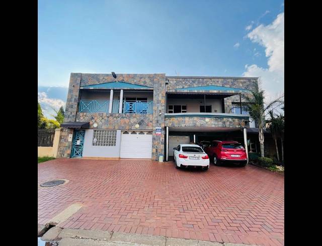 8 BEDROOM HOUSE FOR SALE IN LENASIA EXT 5